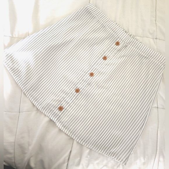 (Juniors) Large Striped Skirt - Picture 2 of 5